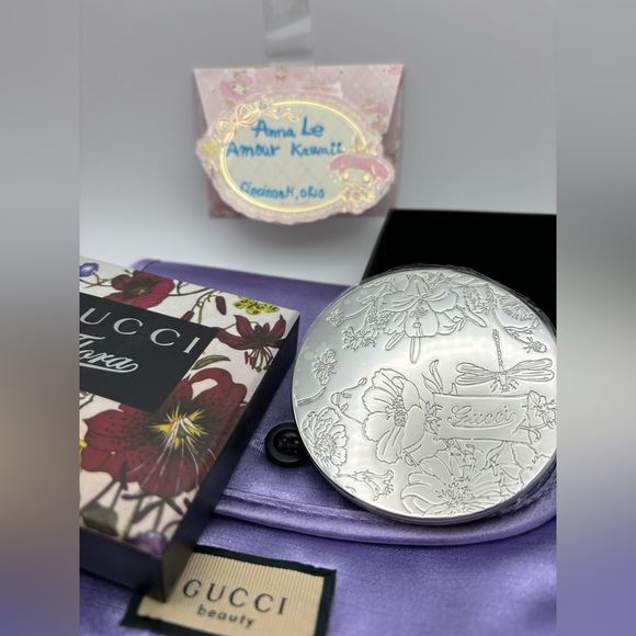 Gucci Round metal mirror with detail floral outside, and purple make up pouch - Picture 5 of 14